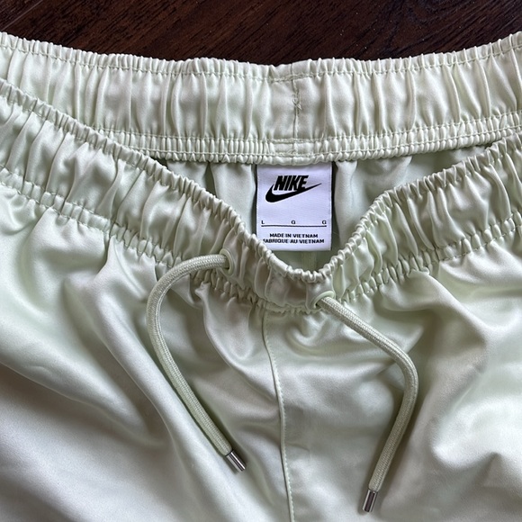 Nike Baggy Satin Womens Shorts - Picture 2 of 3